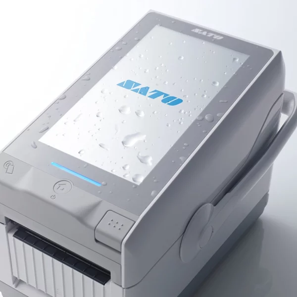 La SATO FX3-LX est une imprimante d’étiquettes semi-industrielle portable, performante, flexible et simple d’utilisation. Idéale pour une utilisation mobile, elle imprime sur tous les types de matières, avec une résolution de 305 dpi, une vitesse jusqu’à 152 mm/s et une largeur d'impression jusqu’à 80 mm.