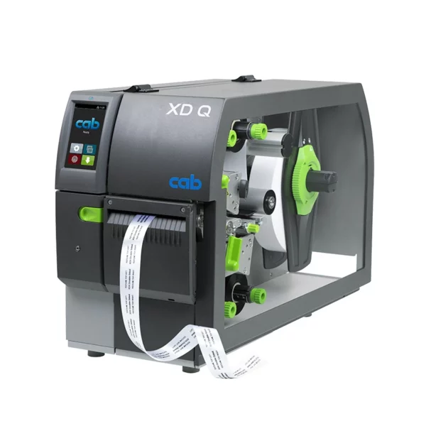 La CAB XD Q est une imprimante d’étiquettes recto-verso performante, fiable et simple d’utilisation. Elle imprime sur tous les types de matières, avec une résolution jusqu’à 609 dpi, une vitesse jusqu’à 200 mm/s et une largeur d'impression jusqu’à 105,7 mm.